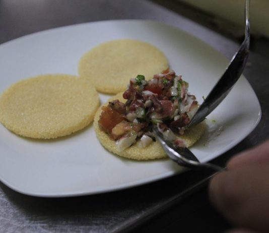 Porciones de Casabe acompañando el ceviche de pulpo, plato que se ofrece en La Fajoma, restaurante privado del centro histórico de La Habana Vieja. Crédito: Jorge Luis Baños/IPS.