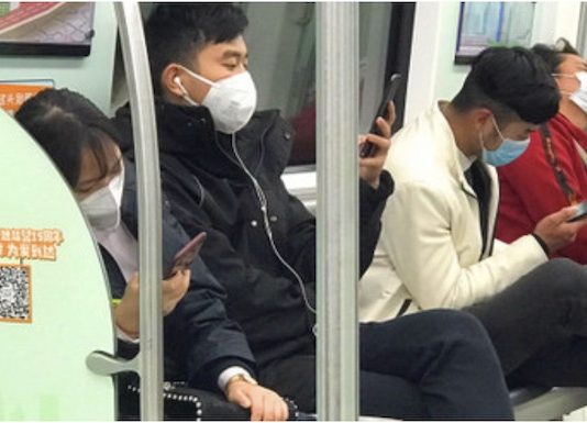 ONU: Pasajeros utilizan mascarillas en el tren de Schenzhen, China. Crédito.