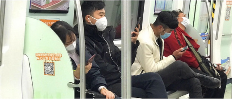ONU: Pasajeros utilizan mascarillas en el tren de Schenzhen, China. Crédito.