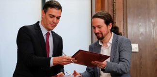 Pedro Sánchez intercambia con Pablo Iglesias los documentos sobre el gobierno de coalición en España