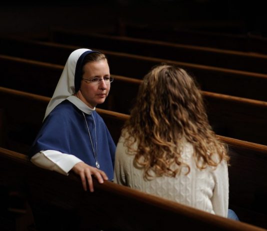 Una Religiosa Conversa Con Una Joven © Cathopic