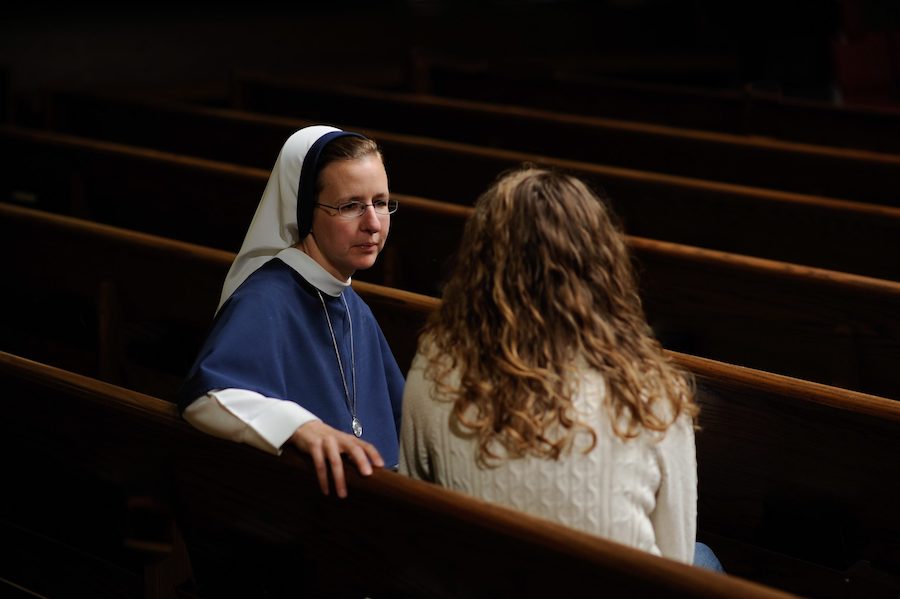 Una Religiosa Conversa Con Una Joven © Cathopic
