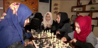 Jóvenes afganas ante el tablero en un club en Sibargan
