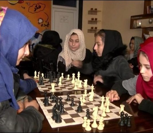 Jóvenes afganas ante el tablero en un club en Sibargan