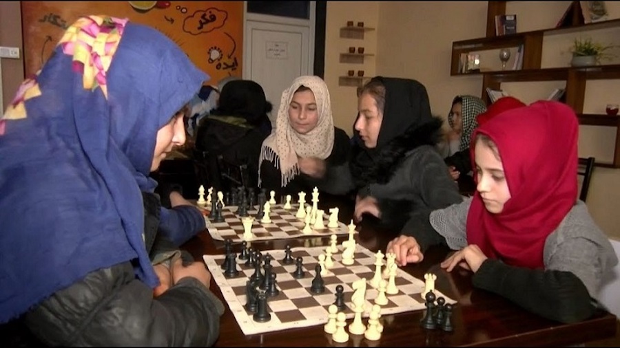 Jóvenes afganas ante el tablero en un club en Sibargan