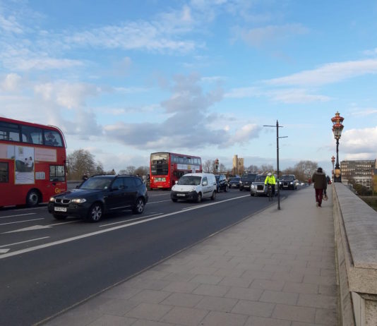 Actividad normal en las calles de Londres, Reino Unido