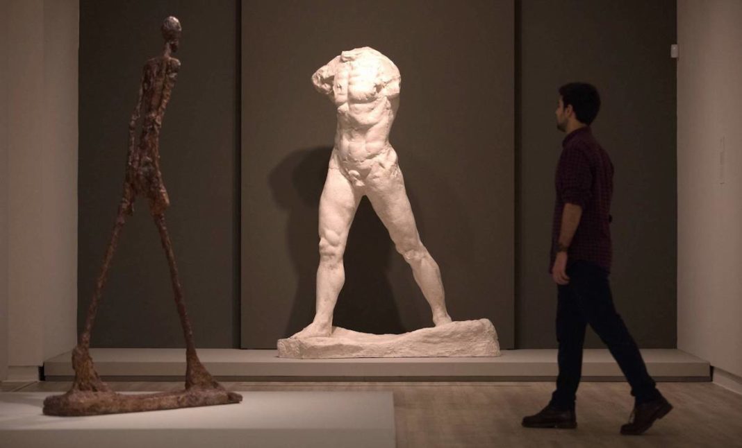 Esculturas de «El hombre que camina» de Giacometti y Rodin en la exposición de la Fundación Mapfre en Madrid