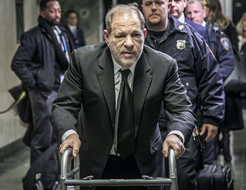 Harvey Weinstein con andador