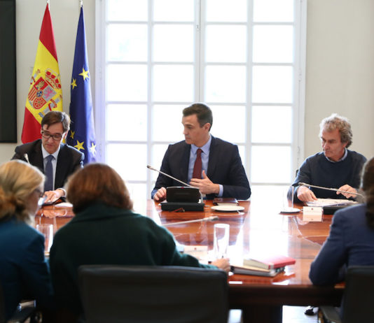 El presidente del Gobierno, Pedro Sánchez, junto al ministro de Sanidad, Salvador Illa, y el director del Centro de Coordinación de Alertas y Emergencias Sanitarias del Ministerio de Sanidad, Fernando Simón, en la reunión interministerial para la coordinación de la respuesta al coronavirus