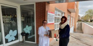 La concejala de Salud, Blanca Ibarra, repartiendo el material donado