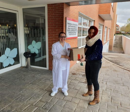 La concejala de Salud, Blanca Ibarra, repartiendo el material donado
