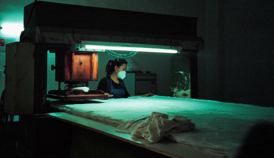 Unsplash/Carl Nenzen Loven: trabajadora de una fábrica de juguetes en Shenzen, China