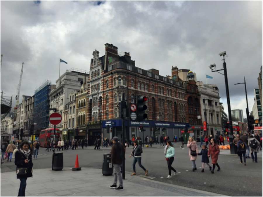 Cruce de calles en un Londres, Reino Unido.