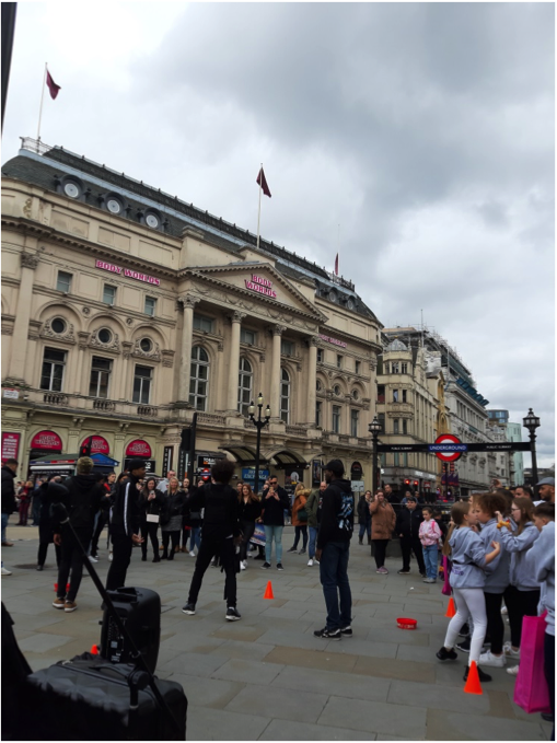 Actuación callejera en pleno centro de Londres, Reino Unido, a pesar del coronavirus