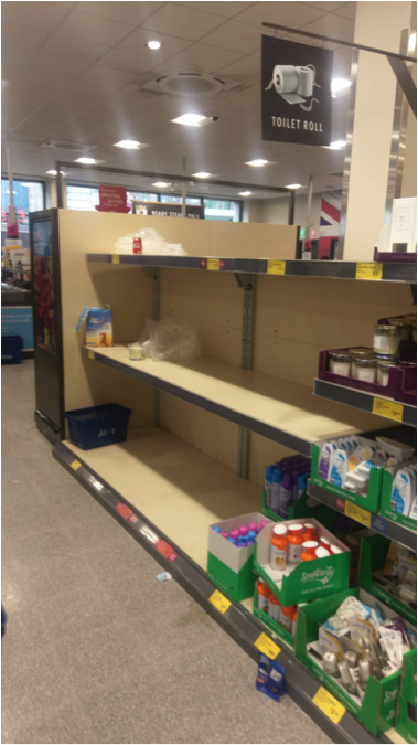 Estantería vacía en supermercado de Reino Unido por el COVID-19
