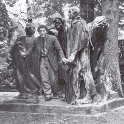 Fotografía de Giacometti en el grupo escultórico de Rodin «Los burgueses de Calais»