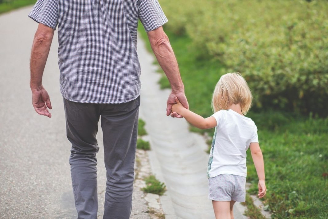 Un padre y su hija paseando