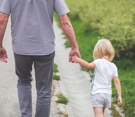 Un padre y su hija paseando