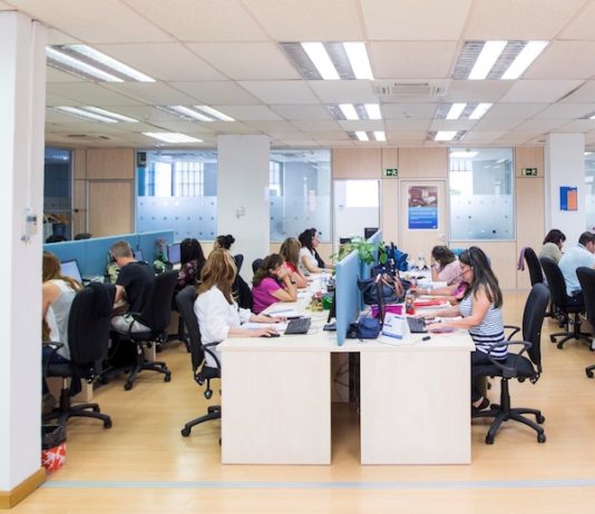 Centro de trabajo de una empresa de telemarketing dedicado a call center