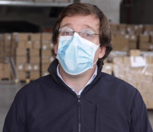 El Alcalde de Madrid, José Luis Martínez-Almeida, dando un discurso con mascarilla