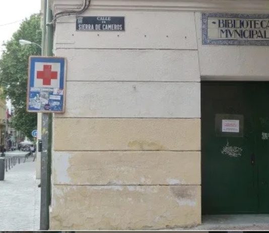 Rótulo original de azulejos de la Biblioteca Municipal de Vallecas