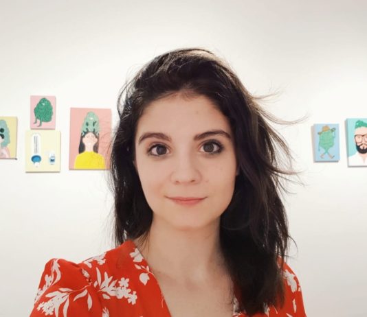 Primer plano de Elisa González en una exposición