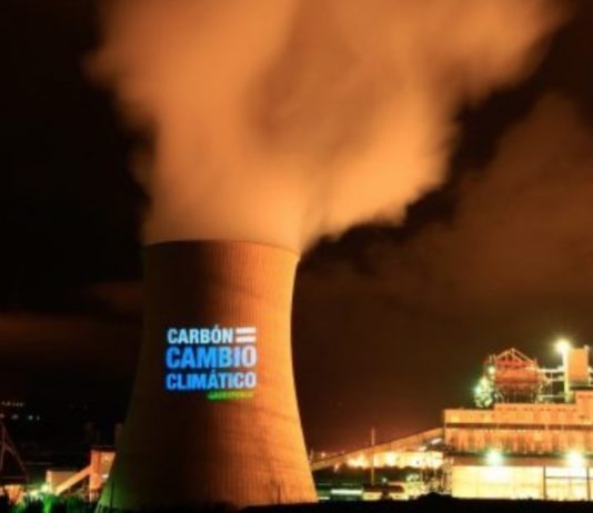 Greenpeace protesta por la afección al cambio climático que produce el carbón