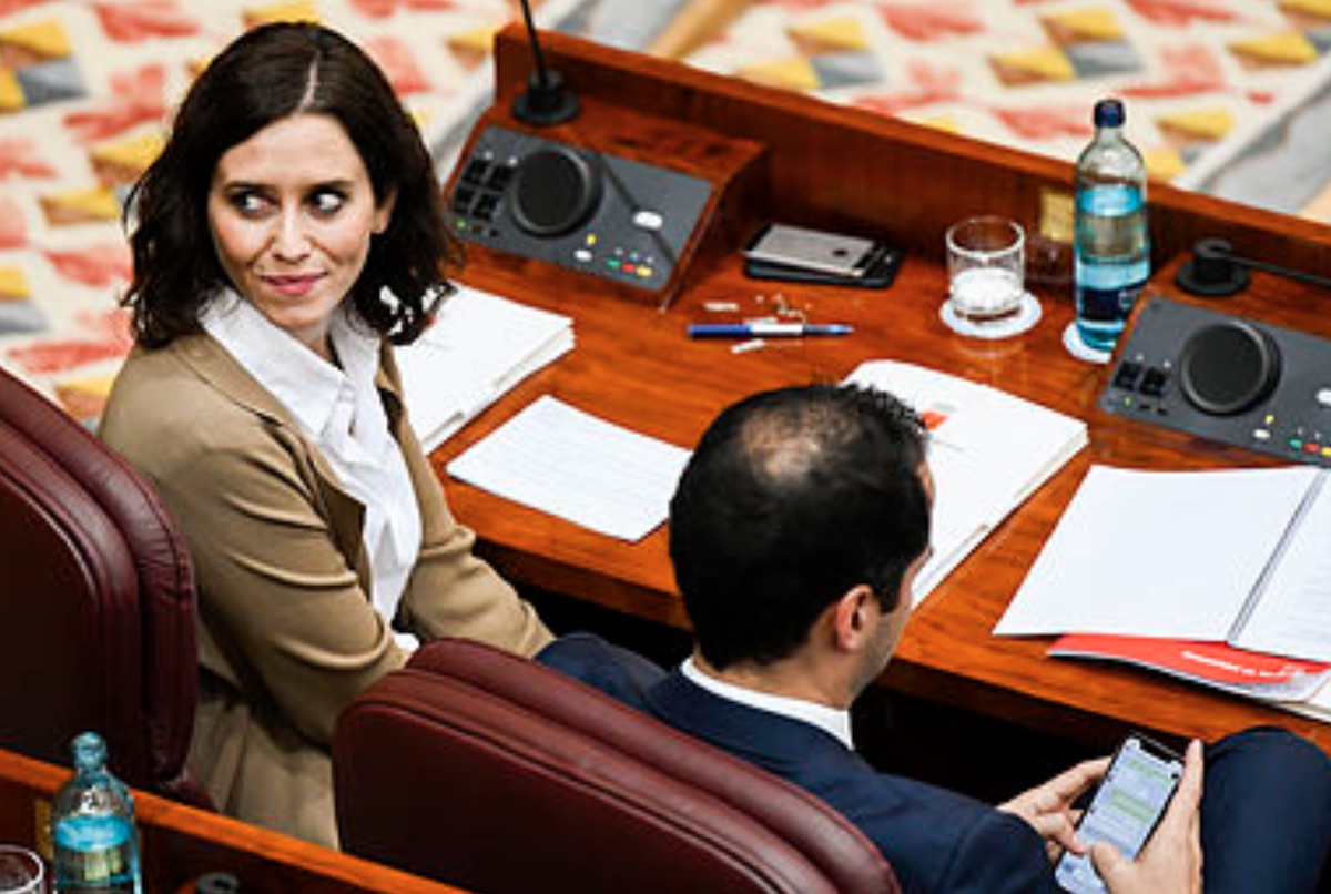 Isabel Díaz Ayuso en su escaño en la Asamblea de Madrid