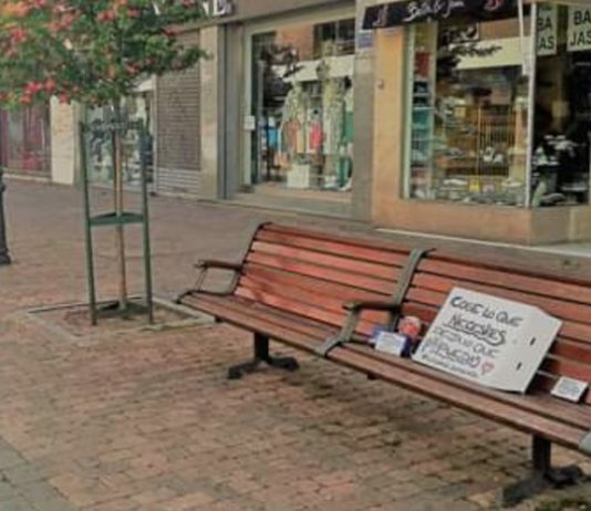 Banco de madera con productos de Leganés solidario