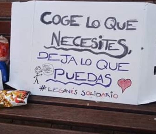 Banco de madera con productos de Leganés solidario