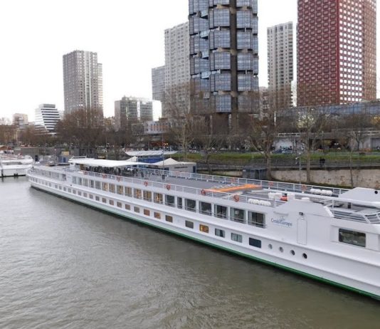 El MS Botticelli, de CroisiEurope, aloja en muelle Paris personal de enfermería movilizado por la pandemia de COVID-19