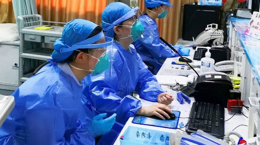 Man Yi: Enfermeras de la unidad de emergencias de un hospital de Shenzhen en China llevan mascarilla para protegerse del coronavirus.