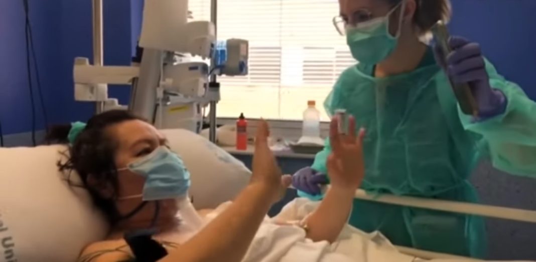 Paciente haciendo una videollamada