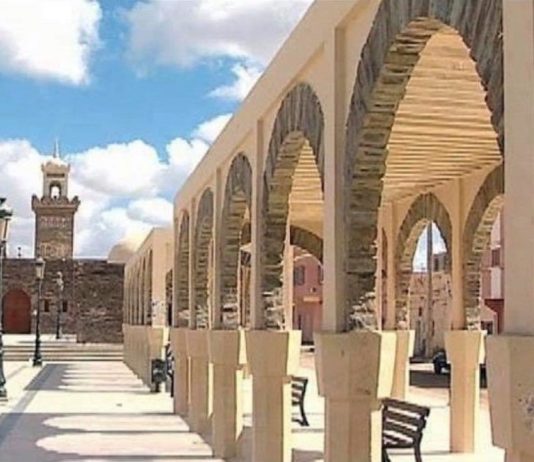 Smara en la actualidad. Al fondo, la alcazaba, origen de la ciudad