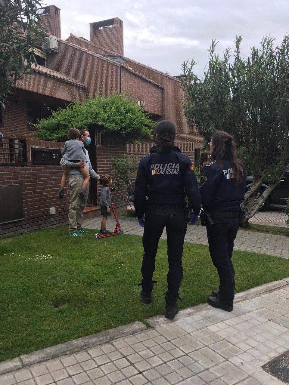 Policía Local de las Rozas aconsejando a un padre que sale con sus hijos durante la cuarentena.