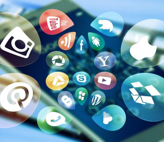 Sobre un smartphone, se superponen los logos de unas docena de las principales redes sociales y empresas digitales.