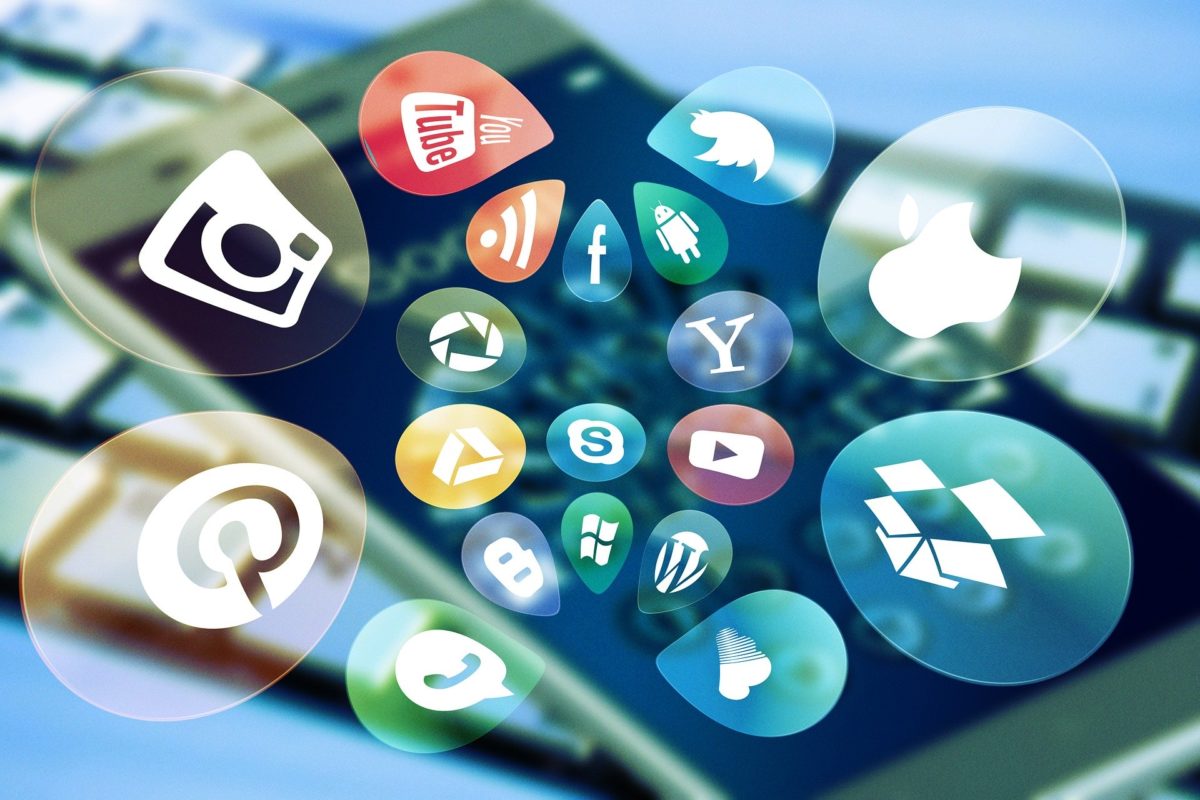 Sobre un smartphone, se superponen los logos de unas docena de las principales redes sociales y empresas digitales.