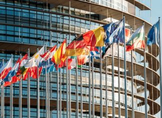 El Parlamento Europeo alerta del deterioro de los derechos fundamentales en la UE Banderas ante la sede del Europarlamento