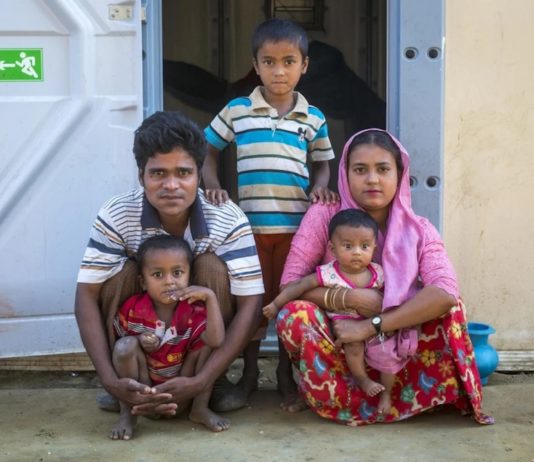 Una familia rohingya en el campamento de Kutupalong, el 27 de noviembre de 2018. © ACNUR / Roger Arnold