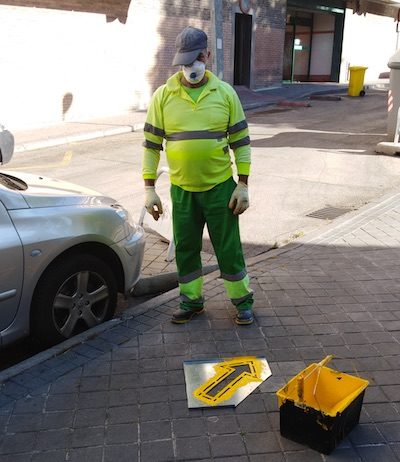 Leganés, operario municipal organizando aceras.aceras