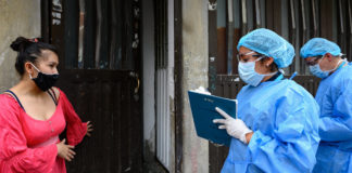 Técnicos de la Organización Panamericana de la Salud encuestan a vecinos en Colombia