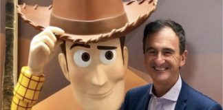 Ricardo con el «sheriff Woody», uno de sus personajes preferidos de las publicaciones del grupo editorial