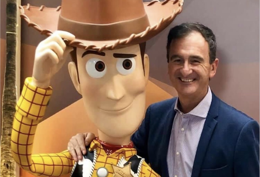 Ricardo con el «sheriff Woody», uno de sus personajes preferidos de las publicaciones del grupo editorial