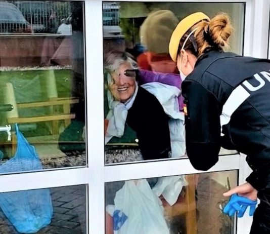 Agentes de la UME visitan residencias de ancianos durante la pandemia de la COVID-19 en 2020