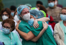 Dos enfermeras abrazándose en la entrada del Hospital Severo Ochoa