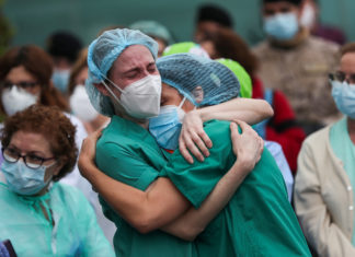 Dos enfermeras abrazándose en la entrada del Hospital Severo Ochoa