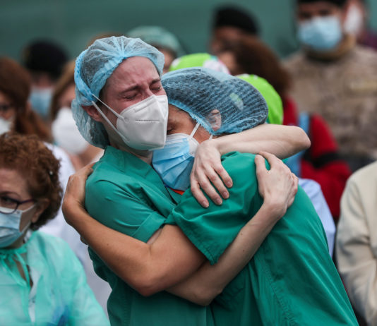 Dos enfermeras abrazándose en la entrada del Hospital Severo Ochoa