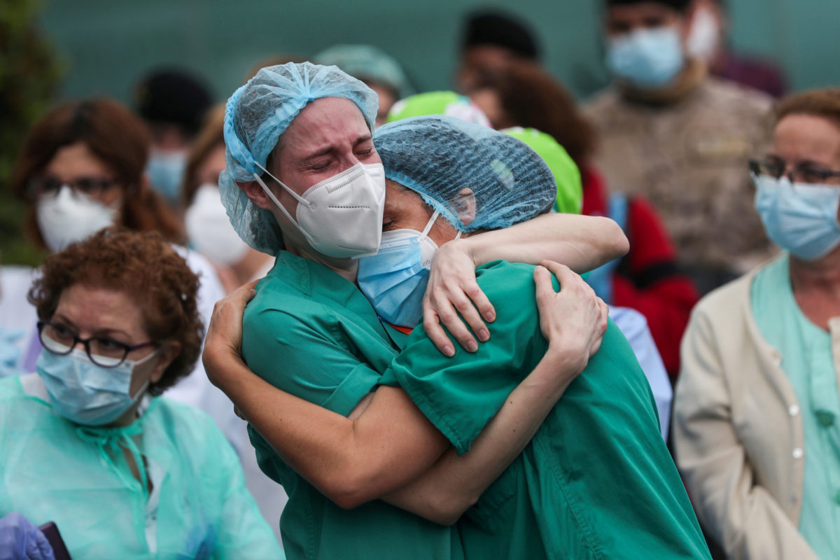 Dos enfermeras abrazándose en la entrada del Hospital Severo Ochoa