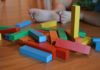 Bebé juega con bloques de madera.