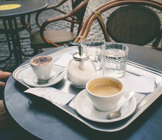 Mesa de una terraza con una bandeja de desayuno